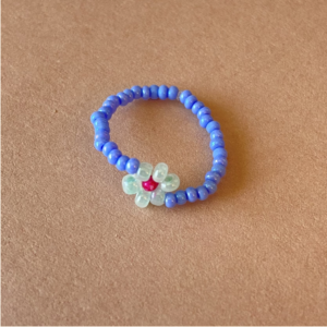 Daily Daisy blue beaded ring with a daisy